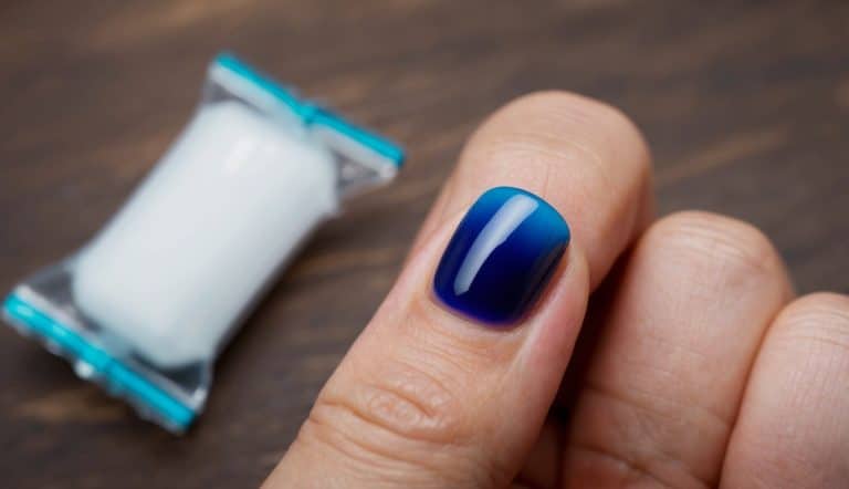 Uma unha machucada em um dedo, com uma pequena bolsa de gelo ao lado